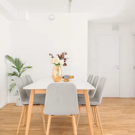 Newly Renovated 3 Bedrm, Spacious 80m Sq, Comtemporary In Trendy Oslo-grunnerlokka *